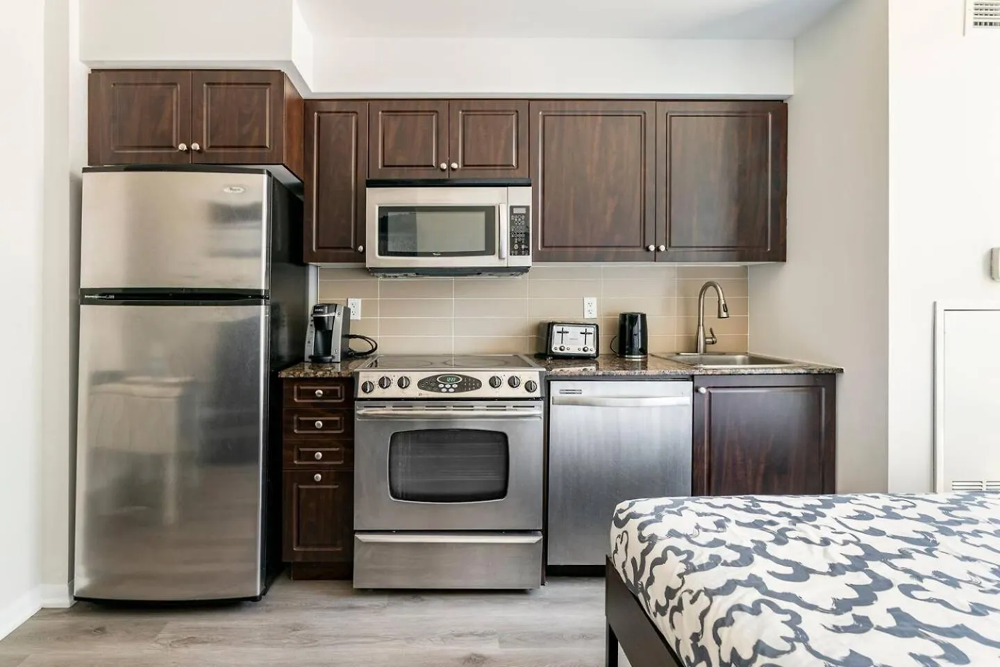 Apartment Luxury Suites Steps To Cn Tower Toronto